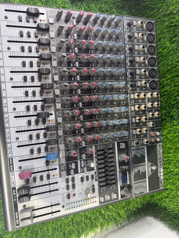 Микшерный пульт  Behringer xenyx 1832