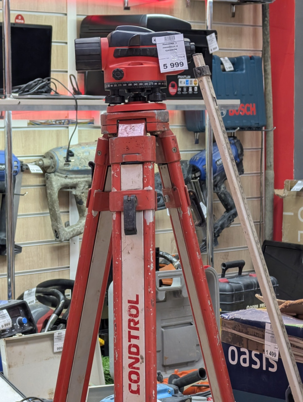 Нивелир  с линейкой и треногой