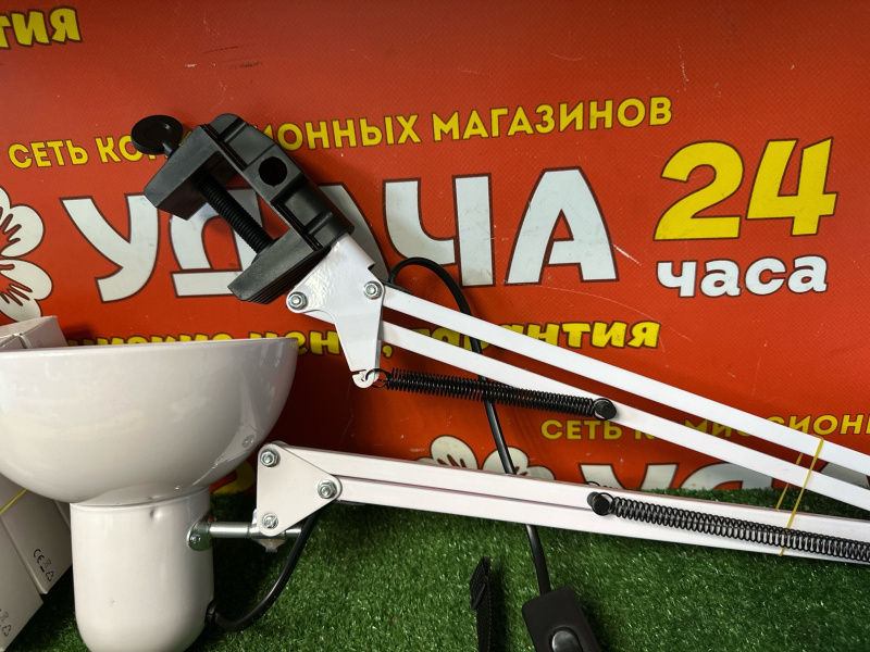 лампа настольная   белая