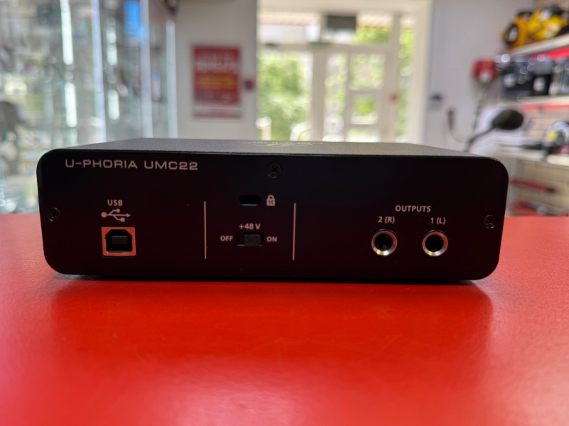 Усилитель Behringer Звуковая карта UMC22